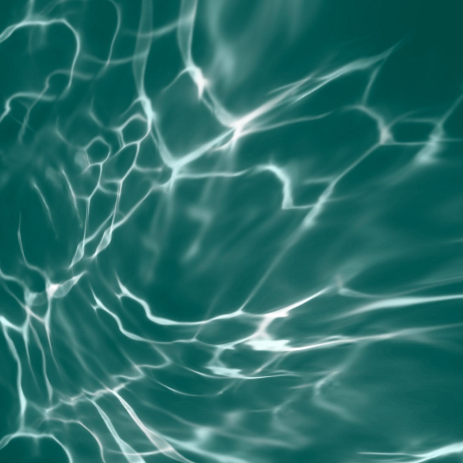 Sonnenlicht spiegelt sich in klarem, grünblauem Wasser